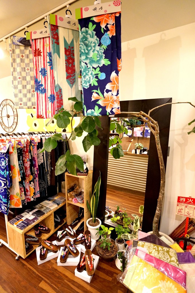 フロントの販売スペースを模様替え【提携先探そうかな？】